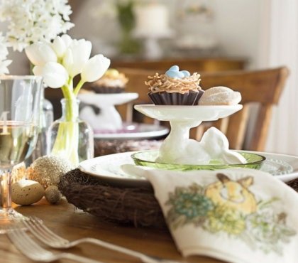 deco-table-paques-serviette-lapin-tulipes-petit-gâteau