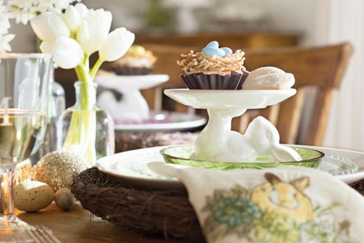 deco-table-paques-serviette-lapin-tulipes-petit-gâteau