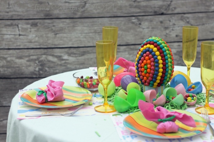 deco-table-paques-sucreries-multicolores-assiettes déco table pour Pâques