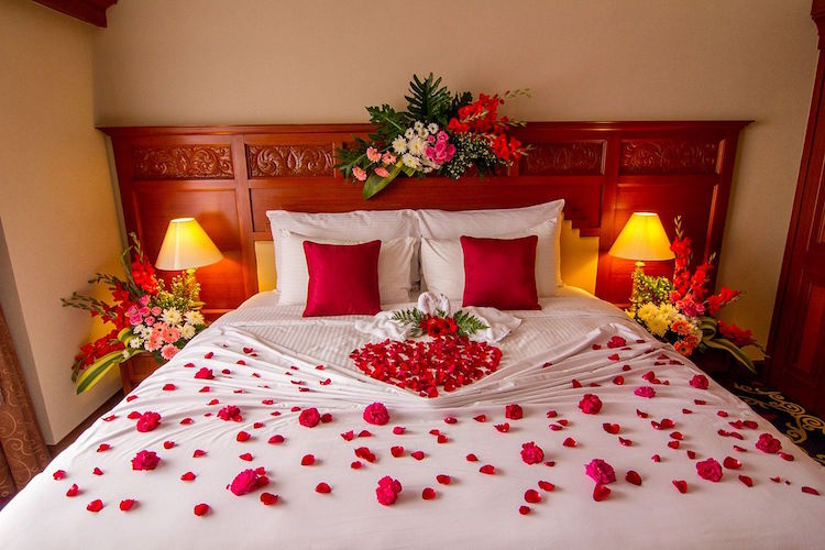 decoration chambre avec petales de roses et bouquets de fleurs pour la Saint Valentin