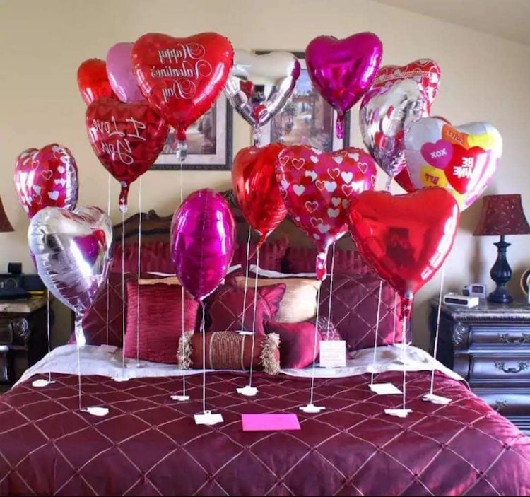 decoration de lit pour la Saint Valentin ballons coeurs