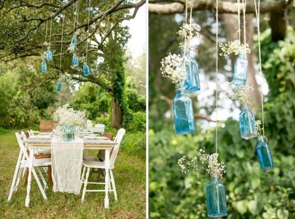decoration-jardin-bouteilles-bleues-fleurs-chemin-table