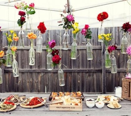 decoration-jardin-bouteilles-suspendues-fleurs-table-bois-rustique