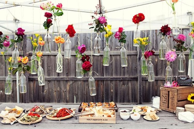 decoration-jardin-bouteilles-suspendues-fleurs-table-bois-rustique