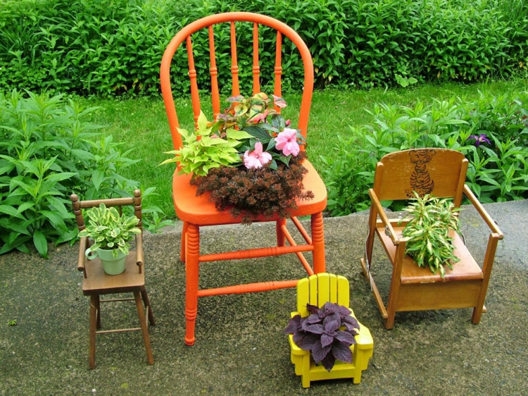 decoration-jardin-chaises-peintes-fleurs