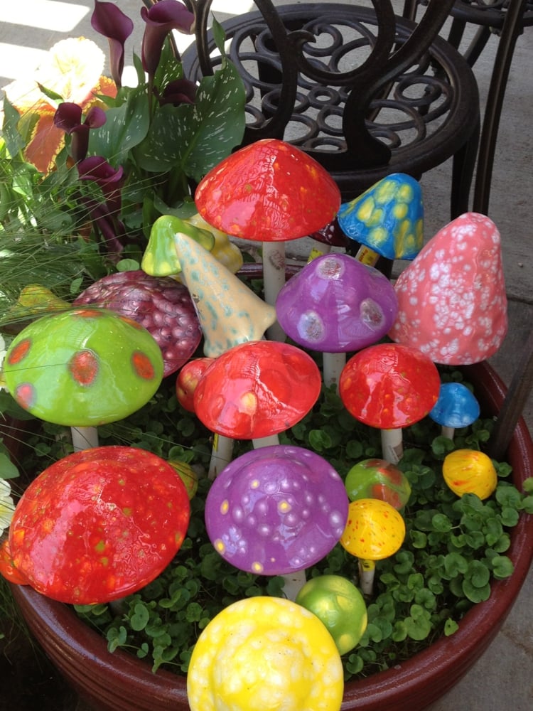 decoration-jardin-champignons-multicolores-décoratives
