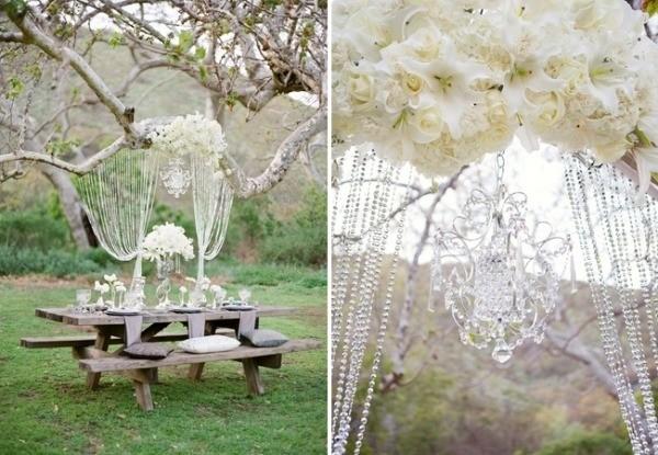 decoration-jardin-fleurs-blanches-rideaux-perles-mobilier-rustique