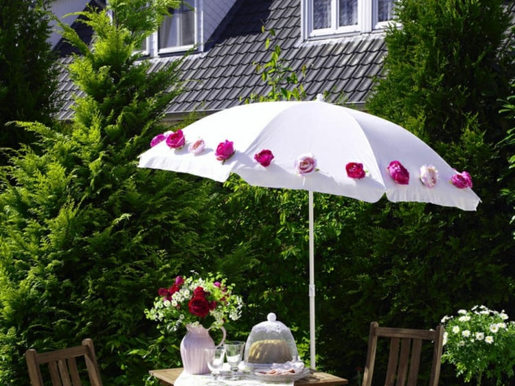 decoration-jardin-parasol-roses-tissu-table-chaises décoration jardin