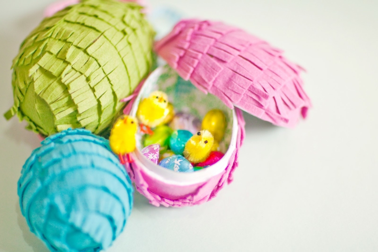 decoration-paques-pinata-œufs-boîtes-bonbons-feutre