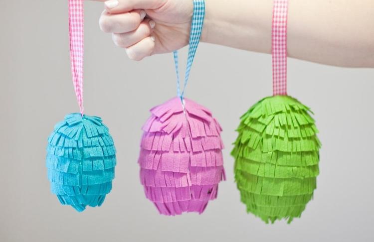 decoration-paques-pinata-œufs-feutre-vert-bleu-lilas décoration de Pâques