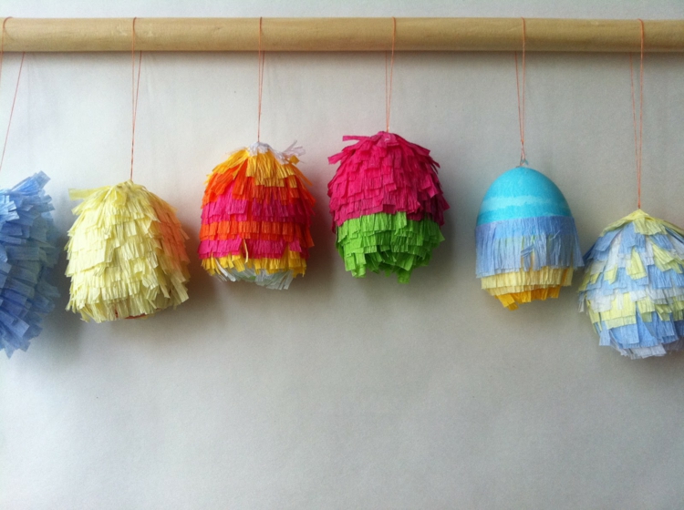 decoration-paques-pinata-œufs -papier-multicolore