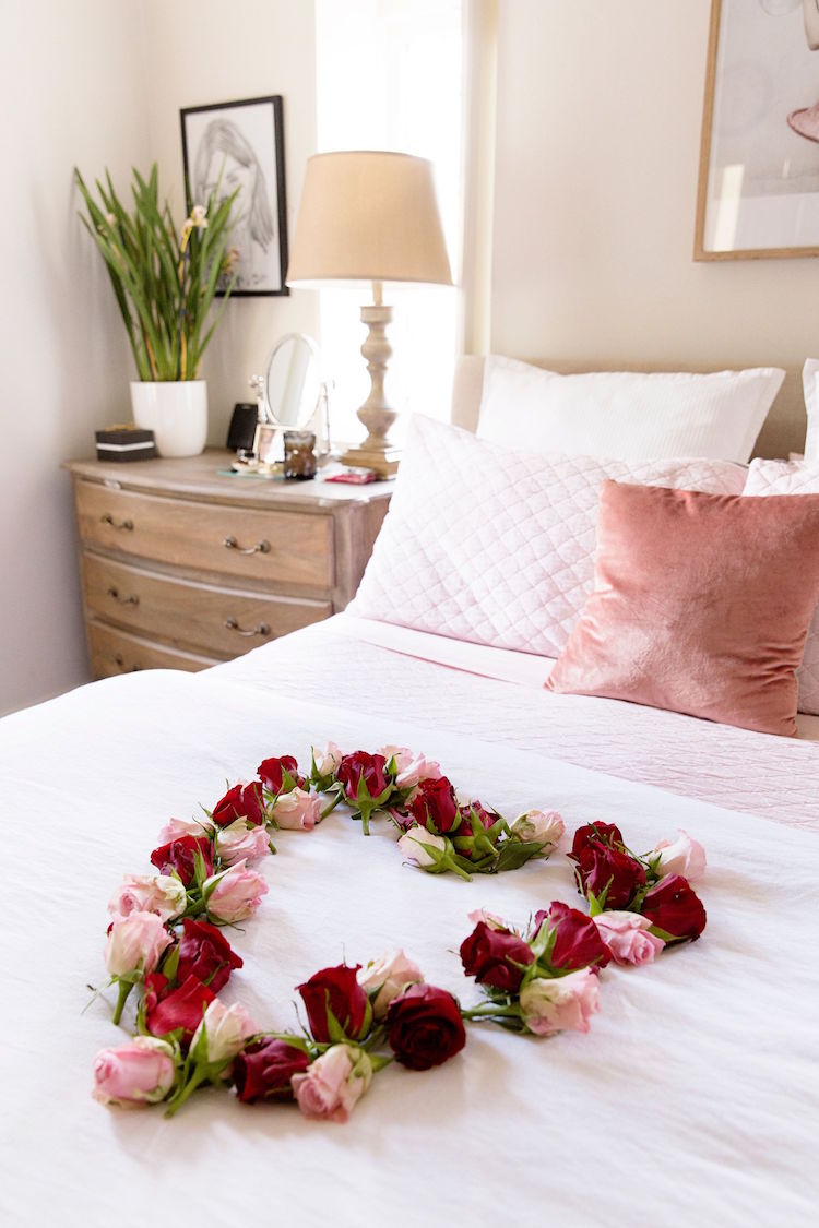 decoration romantique Saint Valentin chambre roses sur le lit