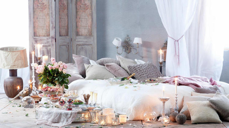 decoration romantique saint valentin chambre adulte bougies roses linge de lit pastel