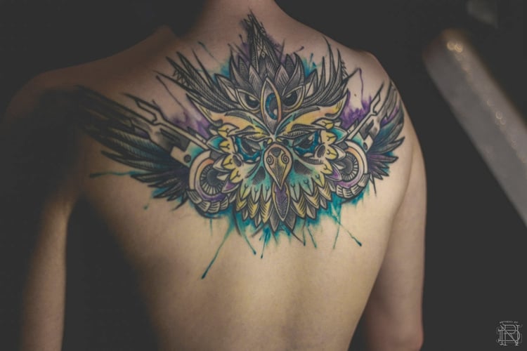 dessin-tatouage-aquarelle-omoplate-hibou-plumes dessin tatouage