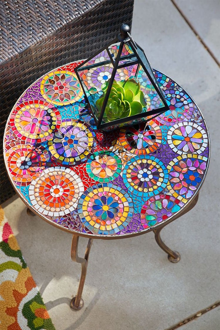 déco jardin –mosaïque-table-basse-ronde-décorée-mosaique-verre-multicolore