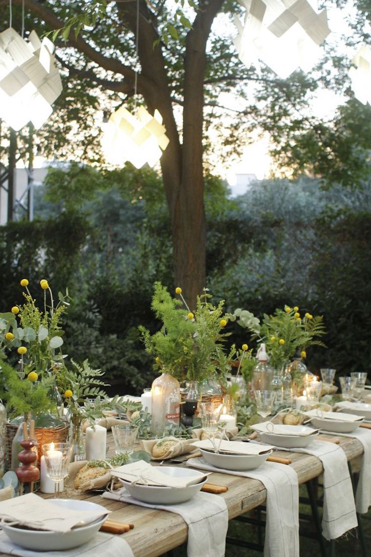 décoration table mariage -style-champêtre-fleurs-champs-bougies-table-bois