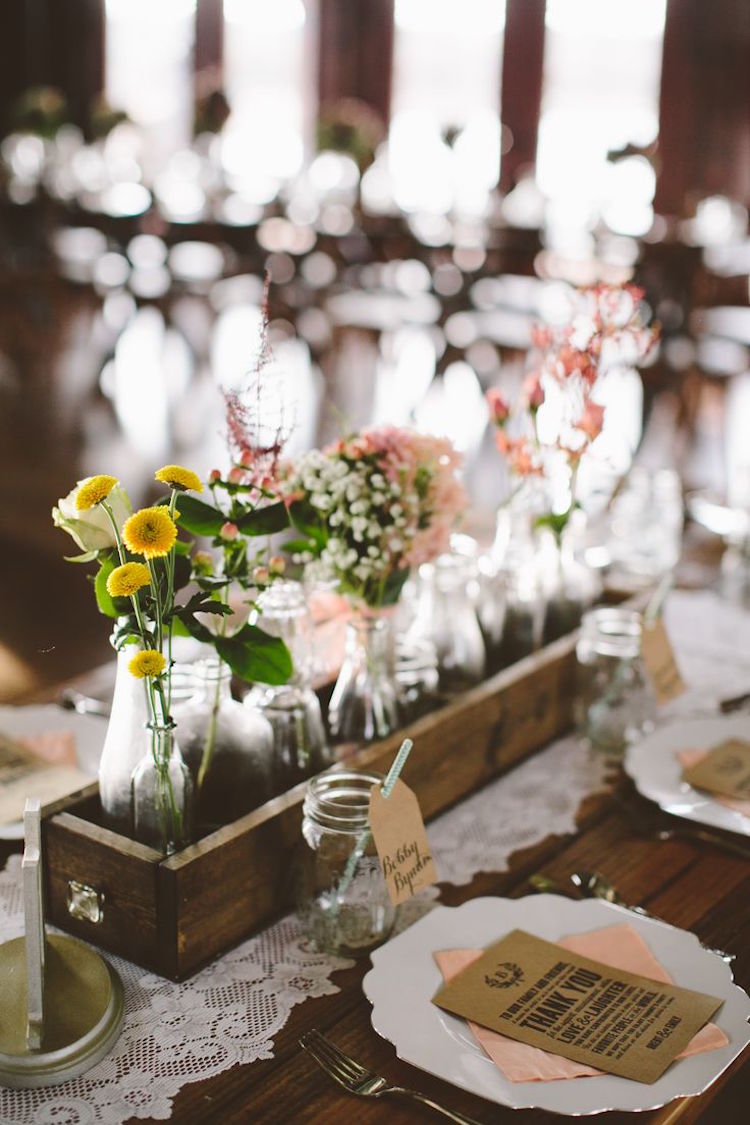 décoration table mariage -vintage-centre-table-fleurs-champs-napperon-dentelle