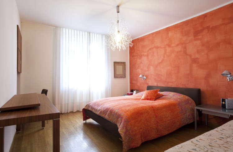déco-chambre-peinture-orange-lit-bas-marron-parquet