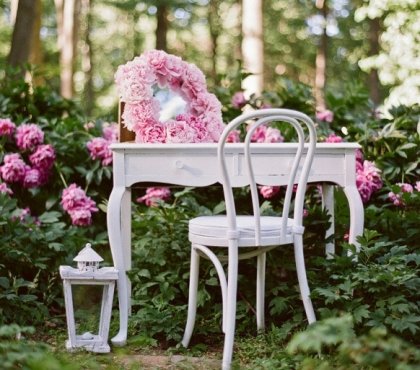 déco-mariage-printemps-chaise-table-fleurs