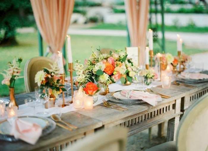 deco-mariage-printemps-table-bougies-fleurs