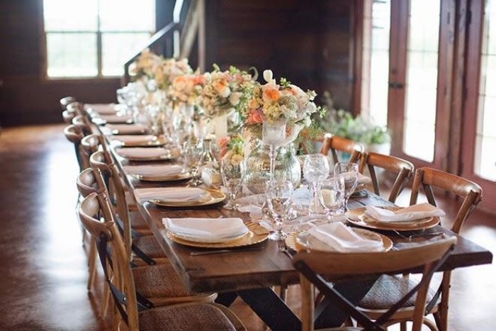 deco-mariage-printemps-table-chaises-bois-fleurs
