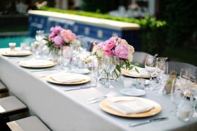 déco-mariage-printemps-table-rectangulaire-bouquets-fleurs