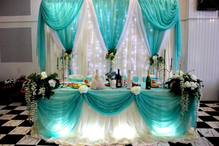 déco-table-mariage-nappe-bleue-blanche-rideaux-assortis-bouquets