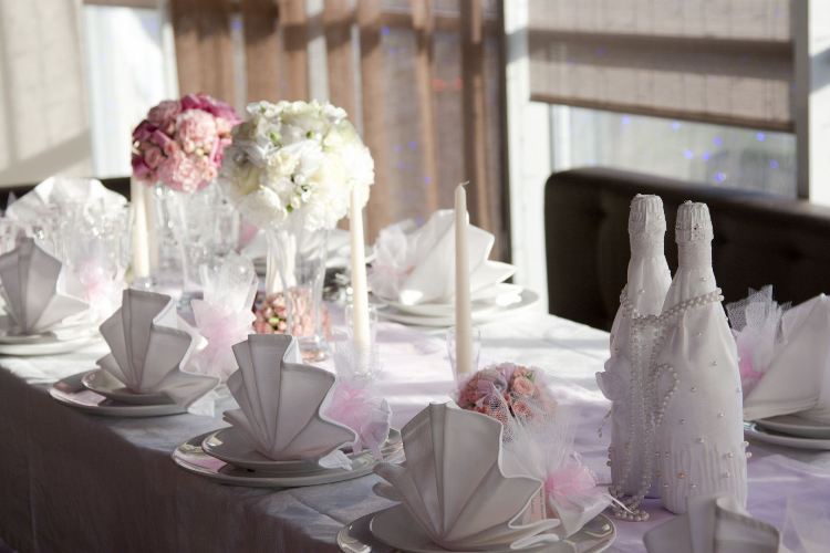 déco-table-mariage-romantique-nappe-blanche-bouquets-roses-blanches