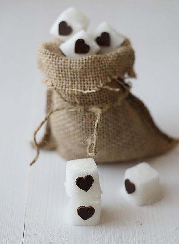 décoration de Saint Valentin originale morceaux-sucre-coeurs-chocolat