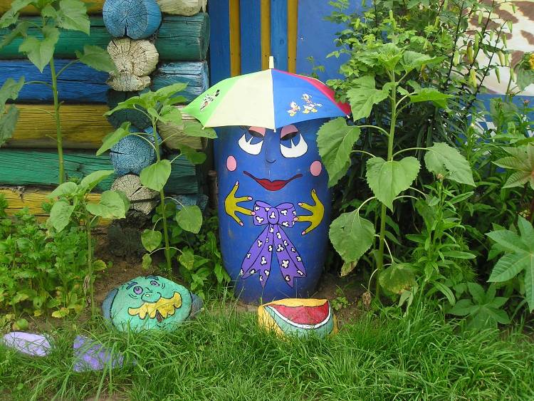 décoration-jardin-sculpture-artisanale-colorée-parapluie