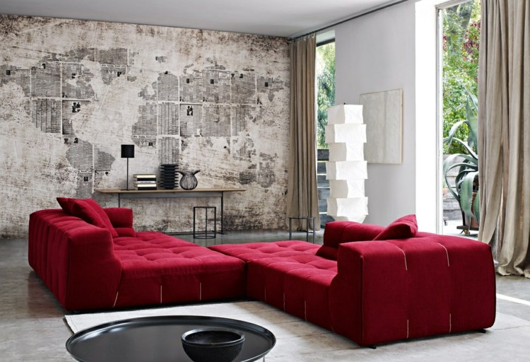 décoration murale salon aspect béton-brut-canapé-rouge-capitonné