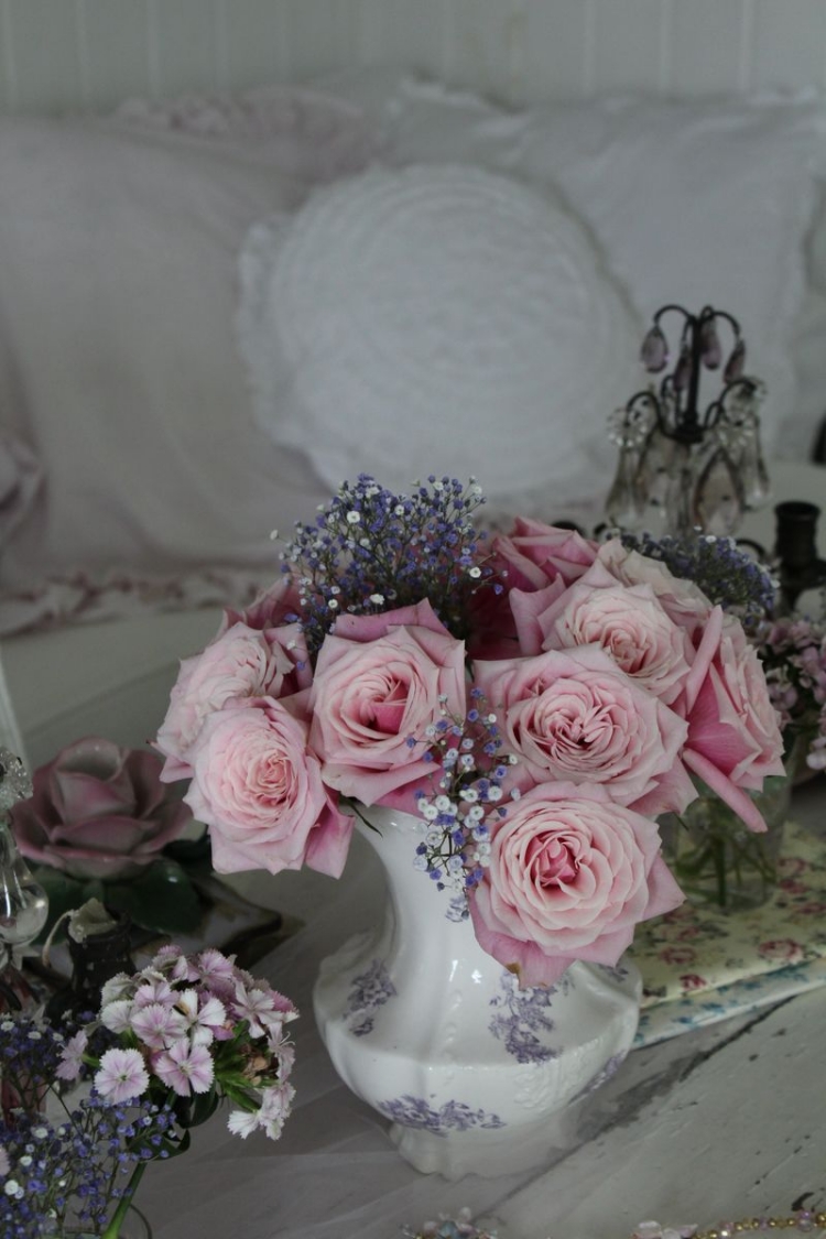 décoration shabby chic roses roses pâles vase