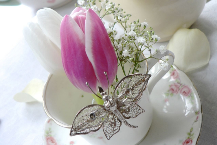 décoration style shabby chic tulipes-ancienne-broche-épingle