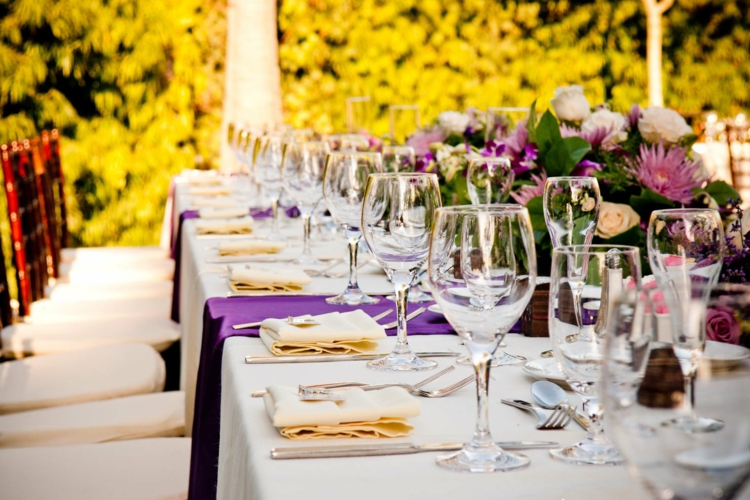 décoration-table-discrète-fleurs-mariage-plein-air