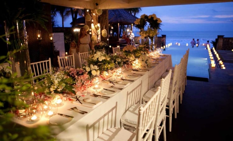 décoration-table-mariage-abondante-plage-piscine