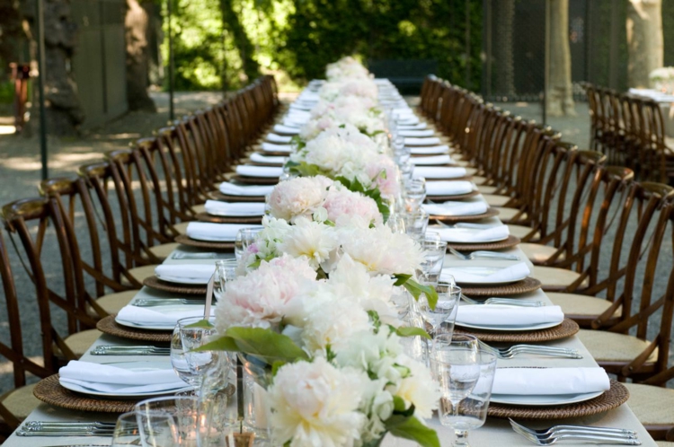 décoration-table-mariage-champêtre-rustique-pivoines-blanches
