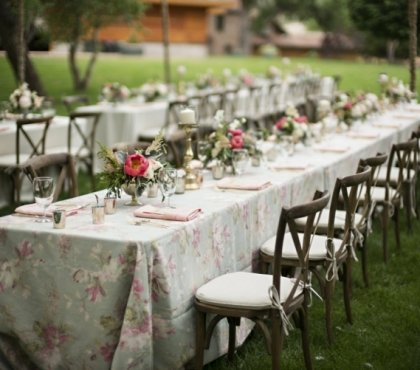 décoration table mariage champêtre vintage-nappe-fleurs