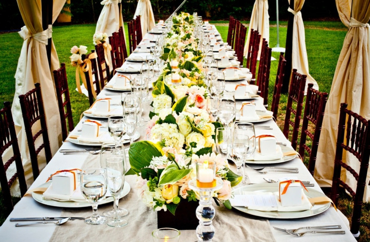 décoration table mariage plein-air-chapiteau-rideaux-fleurs
