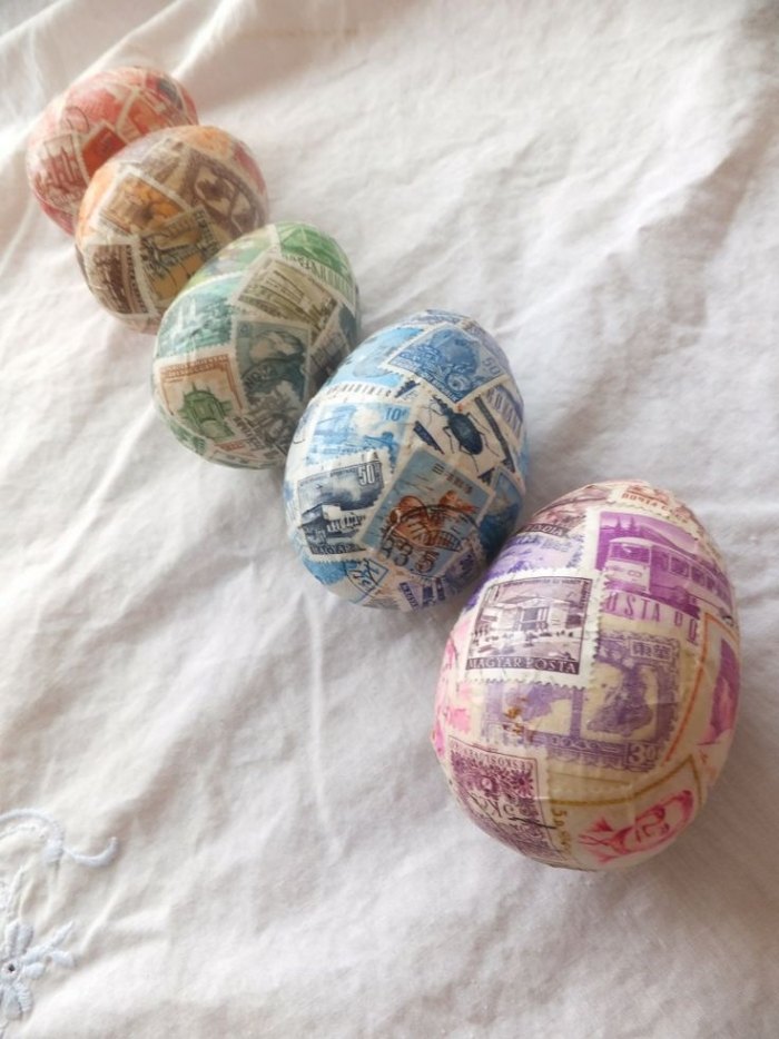 décoration-vintage-œufs-Pâques-couverts-timbres