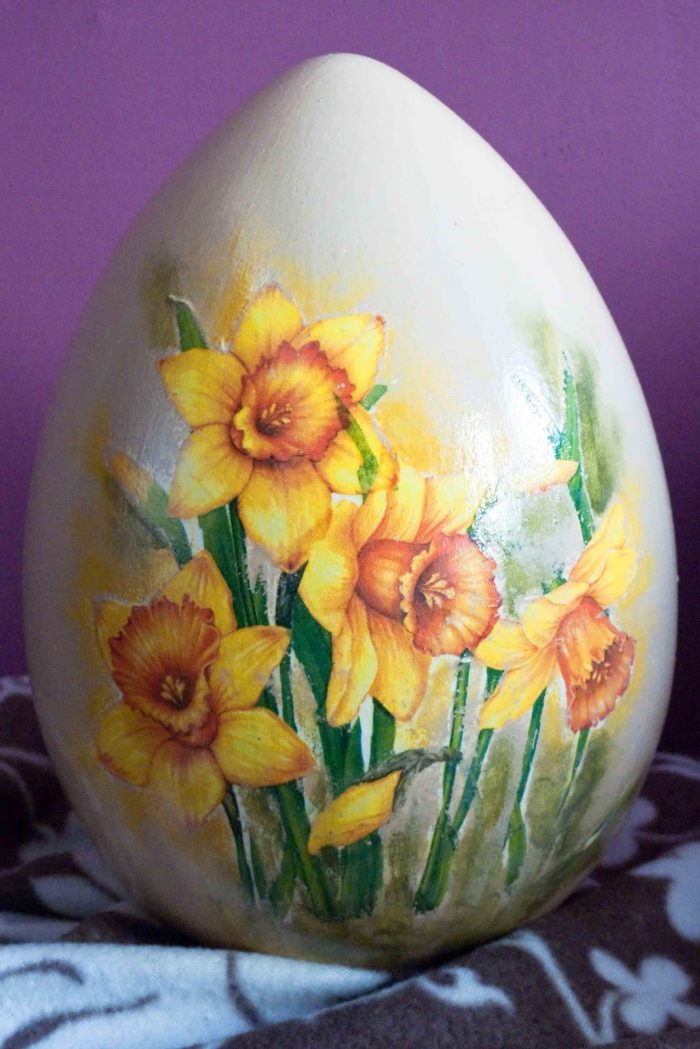 décoration vintage œufs Pâques serviette narcisses