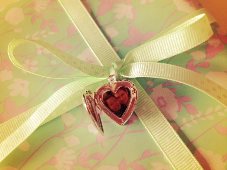 emballage cadeaux original coeur médaillon-photos