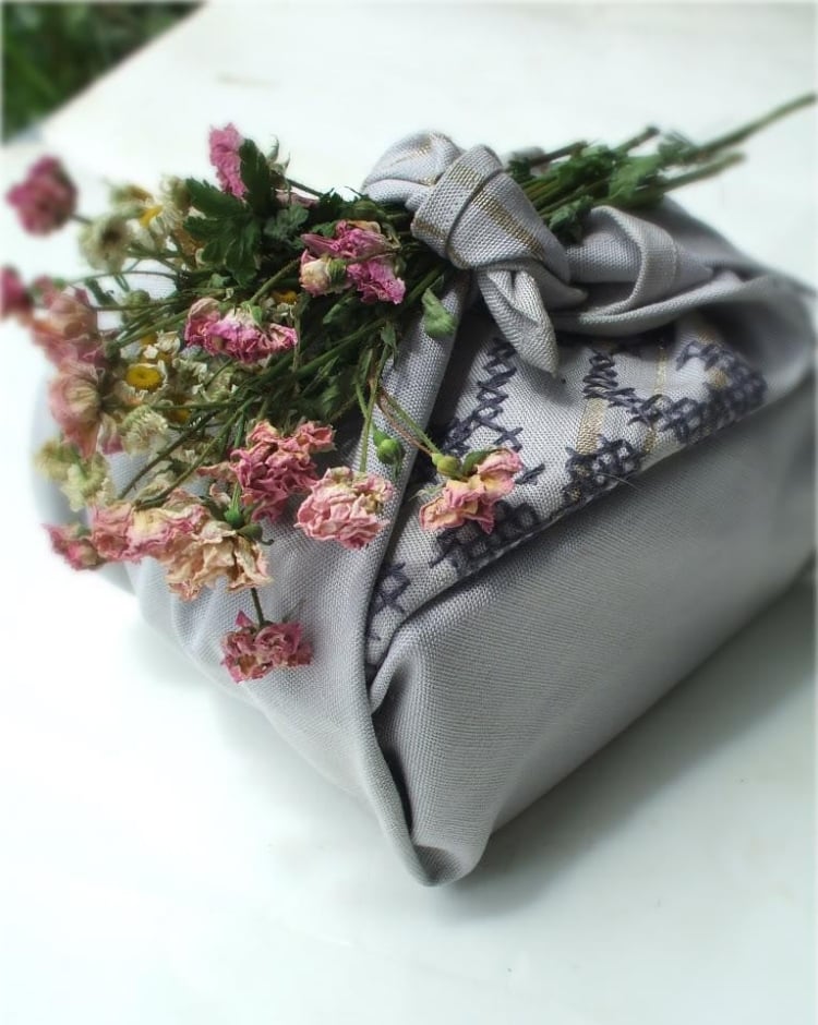 emballage cadeaux original tissu-fleurs-sèches
