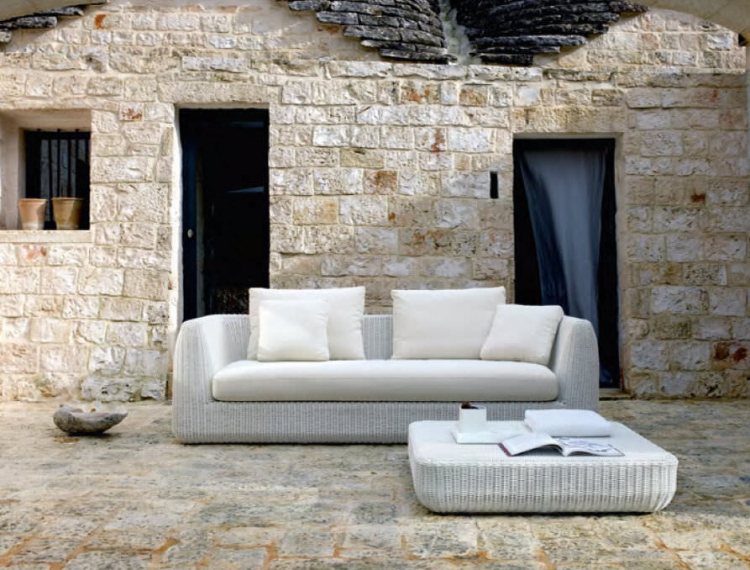 ensemble-canapé-table-basse-résine-tressée-blanche-meubles-terrasse