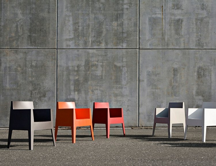 ensemble-jardin-chaises-multicolores-plastique