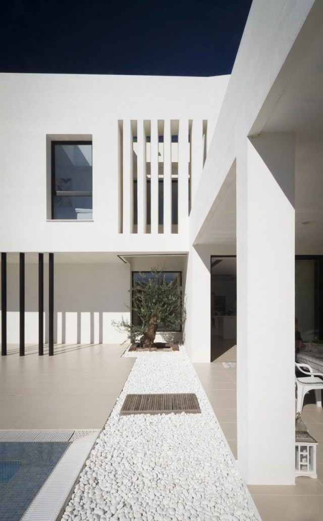 entrée-maison-extérieure-façade-blanche-minimaliste