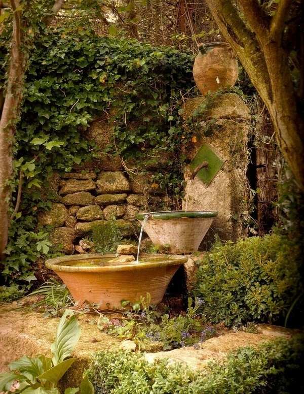 fontaine-jardin-cascade-style-vintage-deco-exterieure-plantes