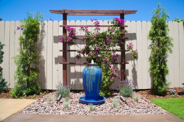 fontaine-élégante-vase-bleu-galets-plantes