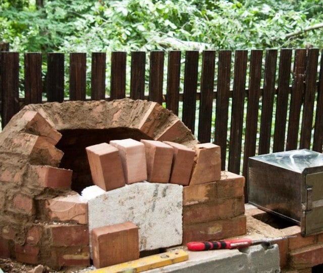 four-à-pizza-construire-etape-par-etape-briques-brise-vue-jardin