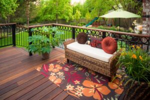 garde-corps-exterieur-balcon-bois-ornements-fer-forgé