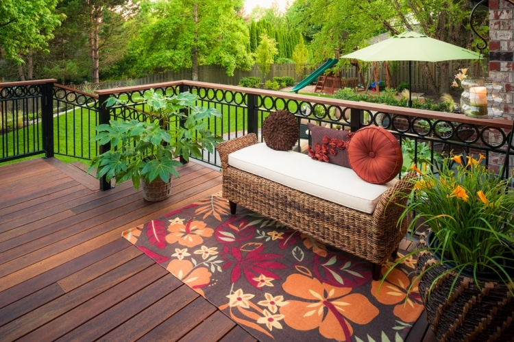 garde-corps-exterieur-balcon-bois-ornements-fer-forgé